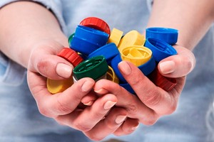 Las tapitas de plástico que para muchas personas son material de desecho, son para esta campaña algo esencial. 
Foto: Archivo.