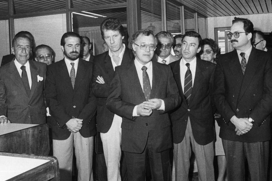 Cruz hablando en la vieja redacción de Diario El Litoral. El periodista trabajó en distintas secciones y fue Jefe de Deportes.