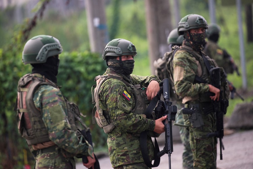 Soldiers keep watch outside the Zonal 8 prison after Ecuador's President Daniel Noboa declared a 60-day state of emergency following the disappearance of Adolfo Macias, leader of the Los Choneros criminal gang, from the prison where he was serving a 34-year sentence, in Guayaquil, Ecuador, January 11, 2024. REUTERS/Henry Romero
