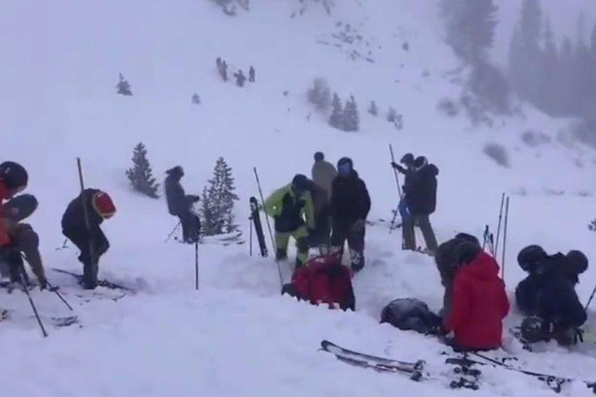 En medio de un temporal, el alud de nieve se desató en el centro de esquí.