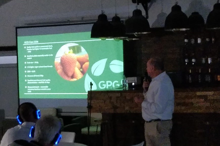 Rupert Hargreaves brindó una charla sobre variedades de frutillas.