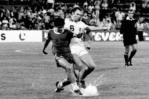 "Peleando" por la pelota. DIego Maradona y Franz Beckenbauer frente a frente. El Kaiser lo elogió mucho antes de que el "10" explotara en el fútbol mundial, diciendo: "Es un jugador fantástico, este chico es un crack".