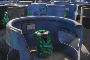 Las dudas en torno al futuro de la garrafa social también generan ruidos en e mercado del gas envasado. El programa se mantiene y tiene precios inferiores a los del mercado: 7.000. Crédito: Archivo El Litoral.