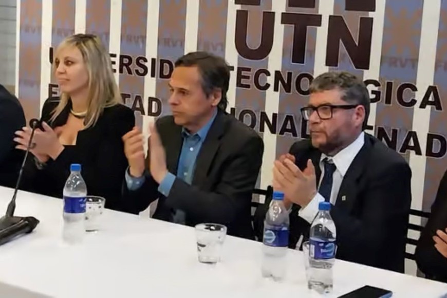 Chiarella, Sacnun, Giuliano, Rena y Arán, en la presentación del curso de gasista matriculado. Foto: Sur24