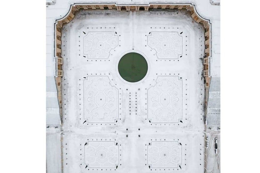El frío se hace sentir en Europa central y Francia lo refleja con nieve en sus localidades.