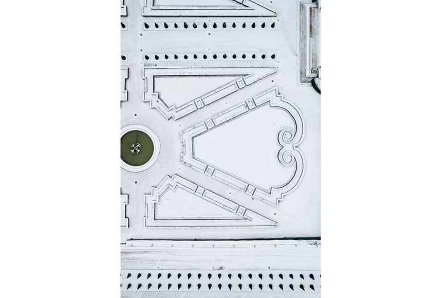 La nieve cubrió los míticos jardines del palacio.