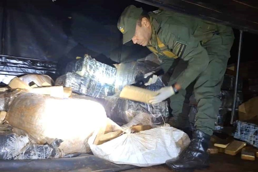 Fueron secuestrados 100 kilos de marihuana y mercadería de contrabando.