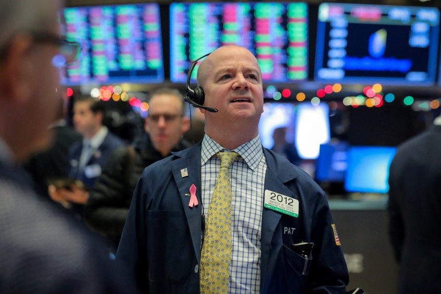 Traders work on the floor of the New York Stock Exchange (NYSE) in New York, U.S., December 10, 2018. REUTERS/Brendan McDermid eeuu nueva york  bolsa de comercio de nueva york wall street corredores brokers