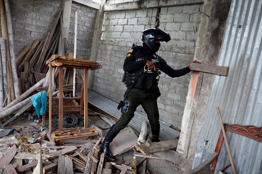 A police officer inspects a house, amid the ongoing wave of violence around the nation, in Guayaquil, Ecuador, January 12, 2024. REUTERS/Ivan Alvarado
