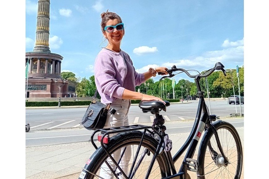Siempre usa bici para ir al trabajo, cuando el clima se lo permite. Aquí paseando por Berlín. Crédito: Gentileza