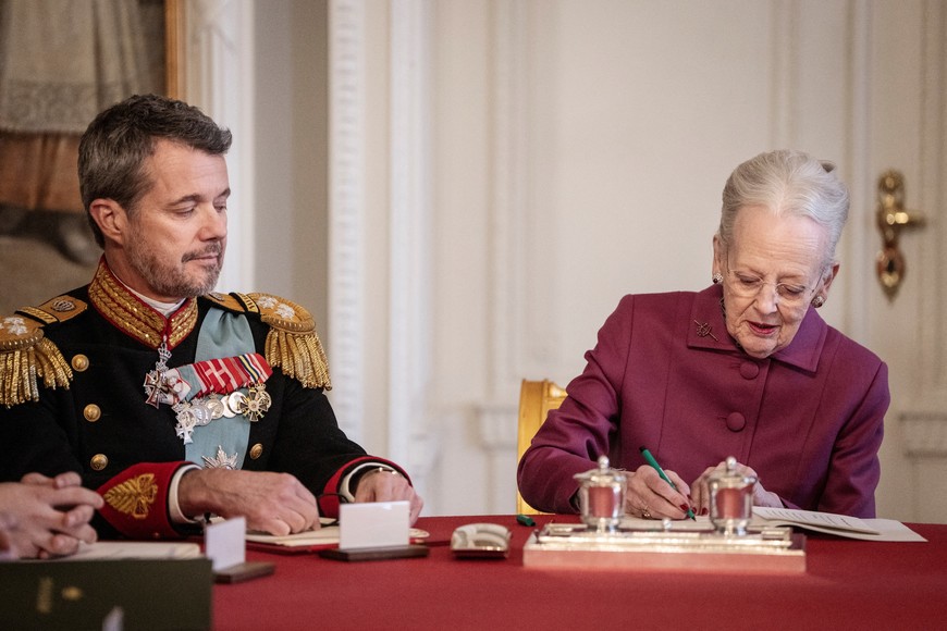 Denmark's Queen Margrethe signs a declaration of abdication in the Council of State at Christiansborg Castle, after a reign of 52 years, as she is succeeded by her elder son Frederik, in Copenhagen, Denmark, January 14, 2024. Ritzau Scanpix/Mads Claus Rasmussen via REUTERS ATTENTION EDITORS - THIS IMAGE WAS PROVIDED BY A THIRD PARTY. DENMARK OUT. NO COMMERCIAL OR EDITORIAL SALES IN DENMARK.