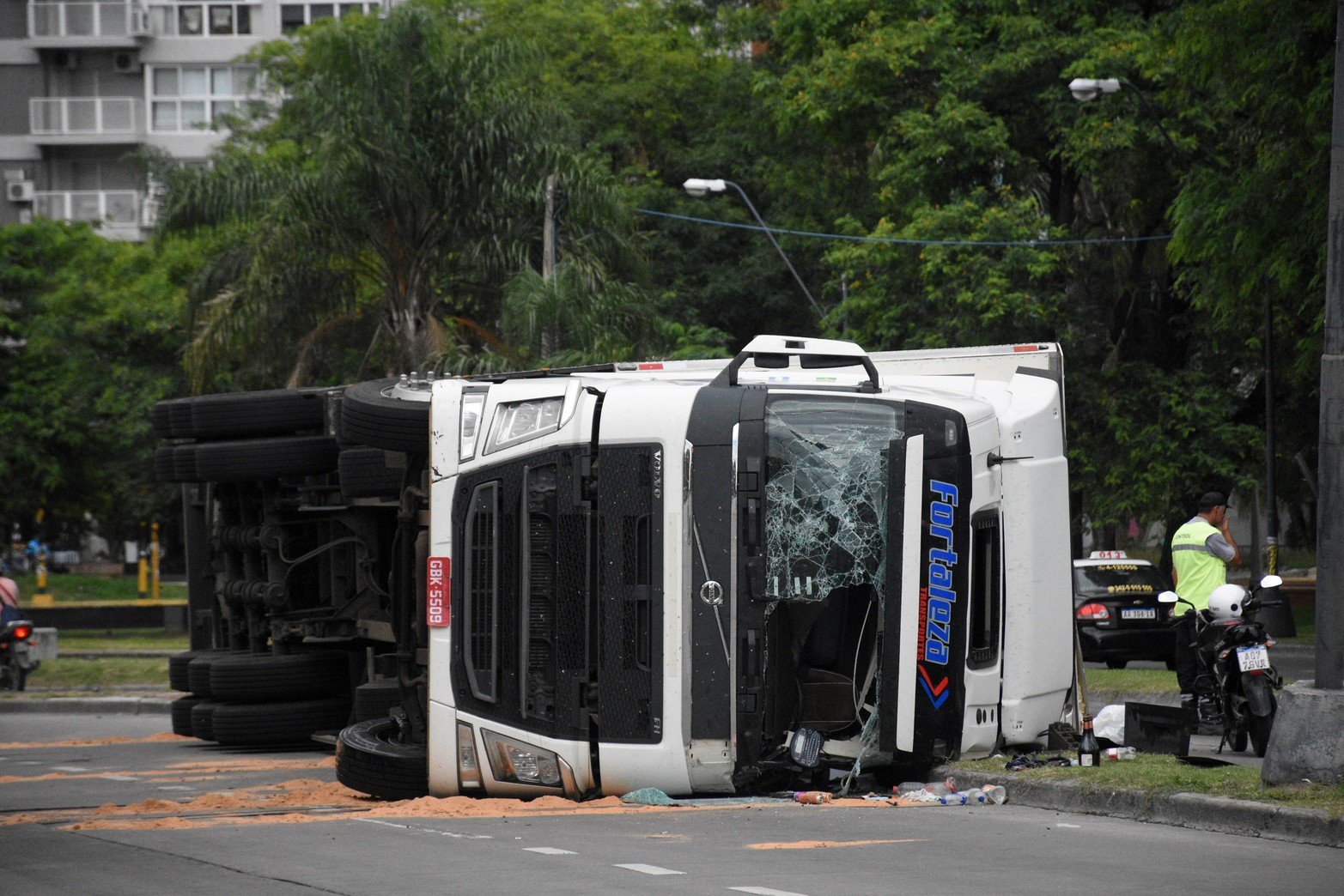 Quienes circulaban por Avenida Alem se toparon con una gran sorpresa por la presencia de un camión volcado en la carpeta asfáltica.