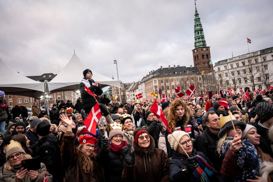 People celebrate during the proclamation at Christiansborg Palace Square in Copenhagen, Denmark, January 14, 2024. On 31 December 2023 the queen announced that she would abdicate on 14 January and that the crown prince would be Denmark's regent from that day on.  Ritzau Scanpix/Emil Nicolai Helms via REUTERS    ATTENTION EDITORS - THIS IMAGE WAS PROVIDED BY A THIRD PARTY. DENMARK OUT. NO COMMERCIAL OR EDITORIAL SALES IN DENMARK.