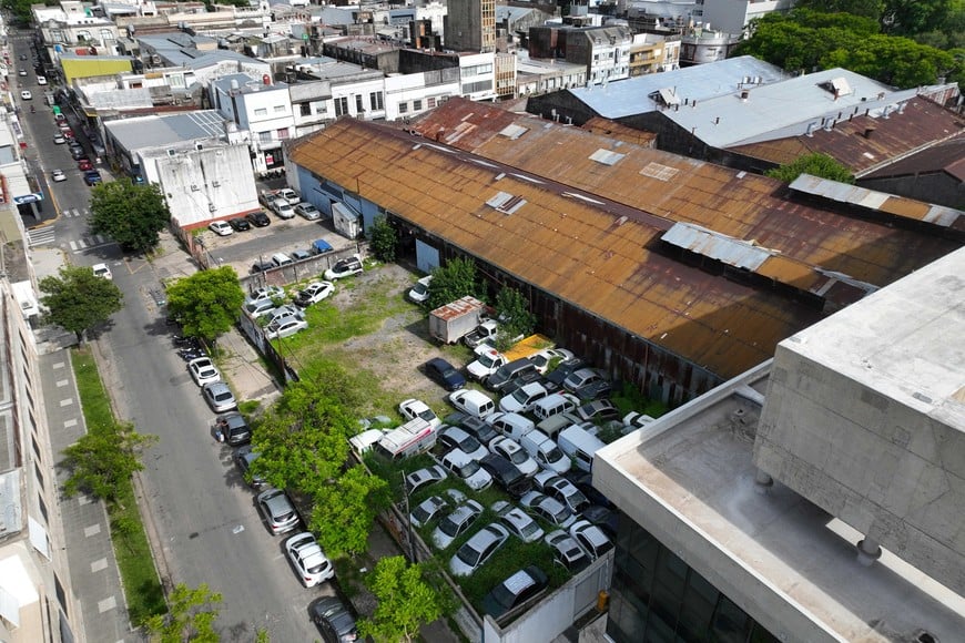 El drone de El Litoral sobrevoló el lugar y captó a los vehículos oficiales en desuso. Foto: Fernando Nicola