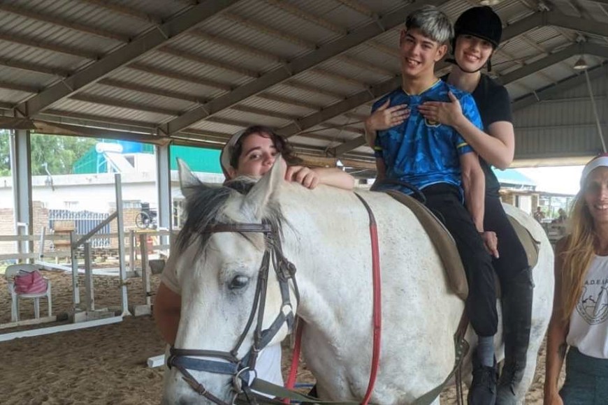 Alumno con sus varias terapeutas en una clase.