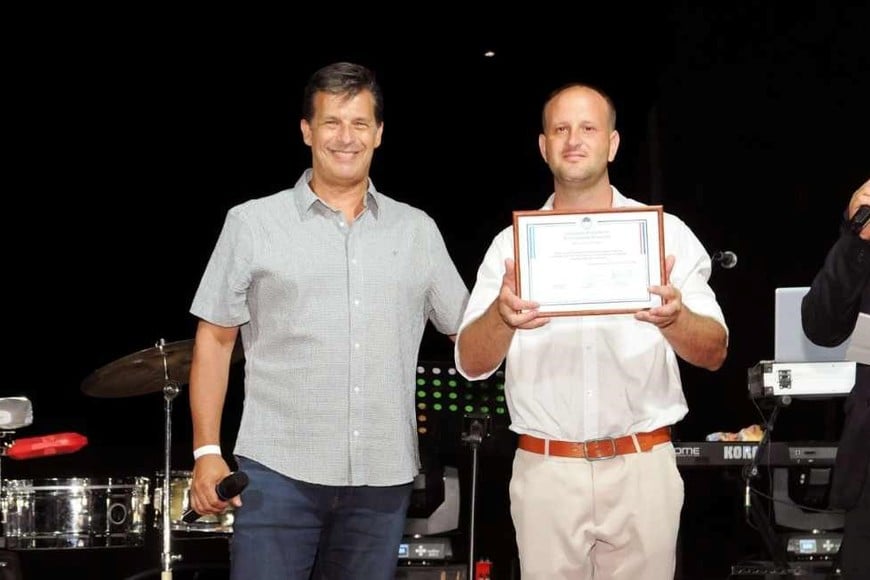 El senador Diana entrega la declaratoria a la comuna.