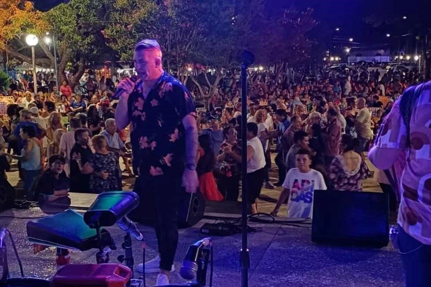 Los vecinos bailando le dieron un gran marco a la primera fiesta bajo las estrellas. Crédito: Comuna de Barrancas - FM Libertad de Monje.