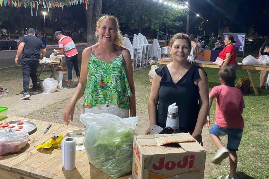 La titular de la comuna, Lorena Crotti, de negro, atendiendo en uno de los buffets. Crédito: Maximiliano De los Santos -  Comisión de Cultura.