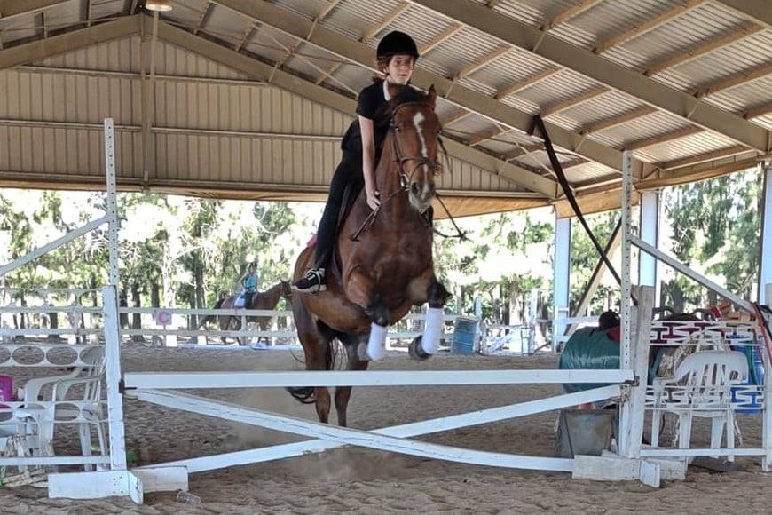 Alrededor de 100 son los jóvenes y niños, con o sin discapacidades, que cada semana toman clases de equinoterapia en el predio cedido a la organización ubicado en calle Santa Coloma 8150, entre el Autodromo y el Arroyo Ludueña.