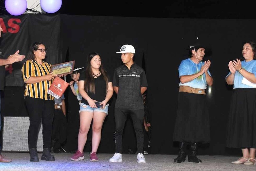 Reconocimientos para los artistas en escena.  Crédito: Comuna de Barrancas - FM Libertad de Monje.