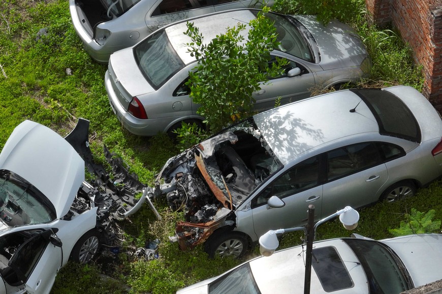 Falta partes de varios de los autos depositados en el predio céntrico. Foto: Fernando Nicola