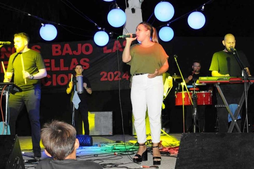 La Séptima y su actuación. El grupo es de Coronda.  Crédito: Comuna de Barrancas - FM Libertad de Monje.