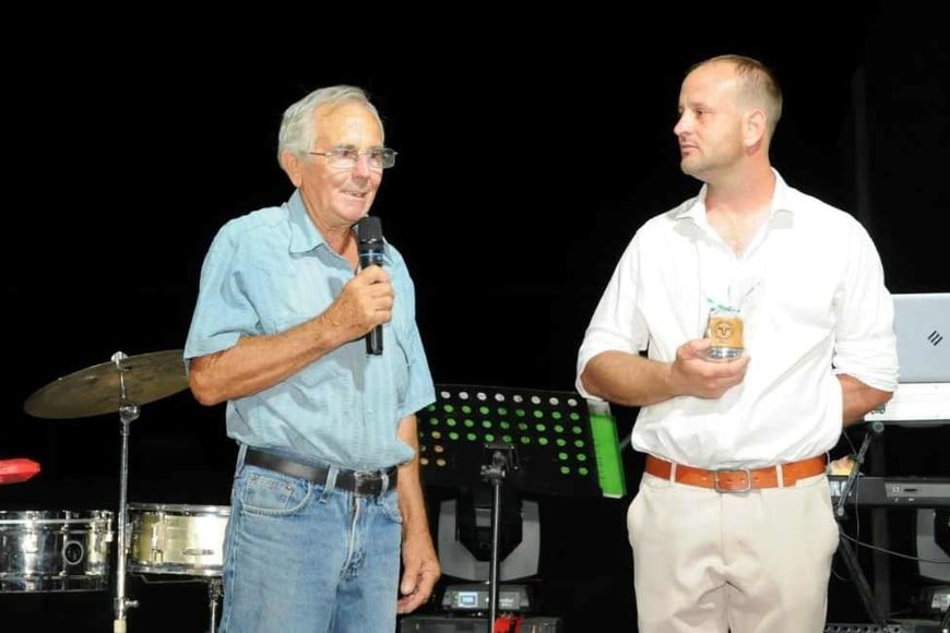"Cachi" Sottocorno, toda una institución en el pueblo, con el presidente comunal Vinderola.
