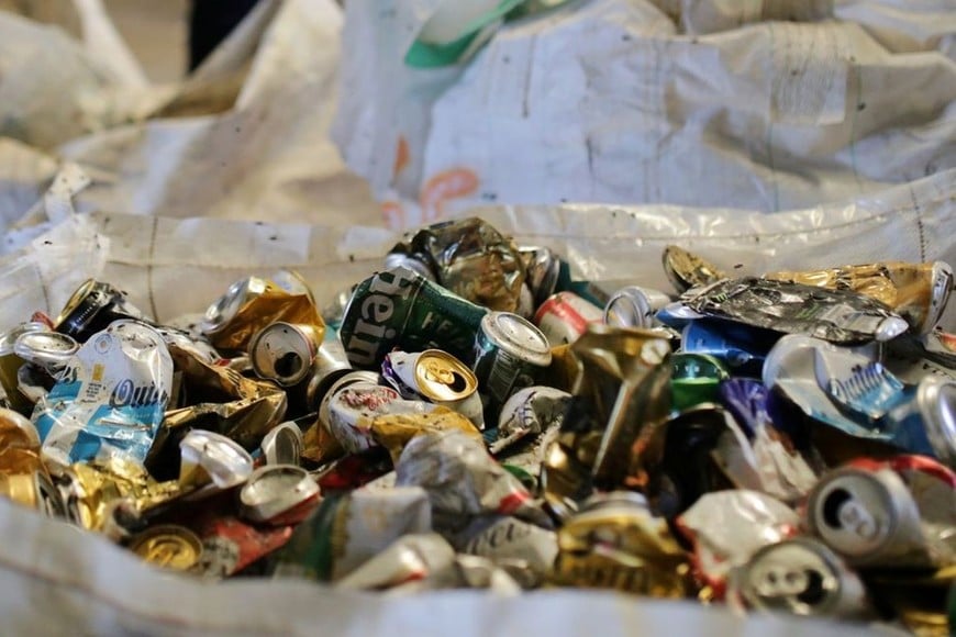 “Asimismo contribuimos a la economía circular, ya que esto genera puestos de trabajo tanto directos, en la planta, cómo indirectos, en empresas intermediarias, transportes e industrias de reciclaje. Es por esto, que te pedimos que colabores con la separación de residuos en casa y que respetes los días y horarios de disposición de residuos”, manifestaron autoridades comunales.
Foto: Archivo