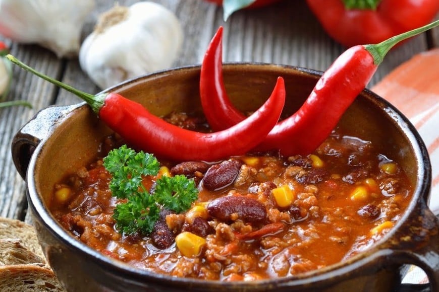 Los pimientos son una de las principales fuentes de capsaicina, y son utilizados en una variedad de platos de todo el mundo para añadir sabor y calor.