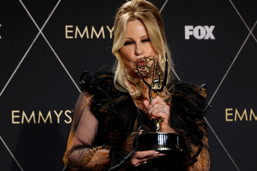 Jennifer Coolidge  poses with the Supporting Actress in a Drama Series award for "The White Lotus" at the 75th Primetime Emmy Awards in Los Angeles, California, U.S., January 15, 2024. REUTERS/