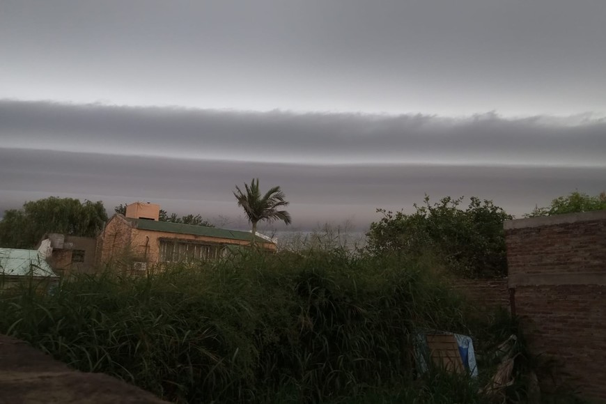 La mañana del martes se puso oscura en la capital provincial. Luego de la tormenta el clima fue mejorando gradualmente.