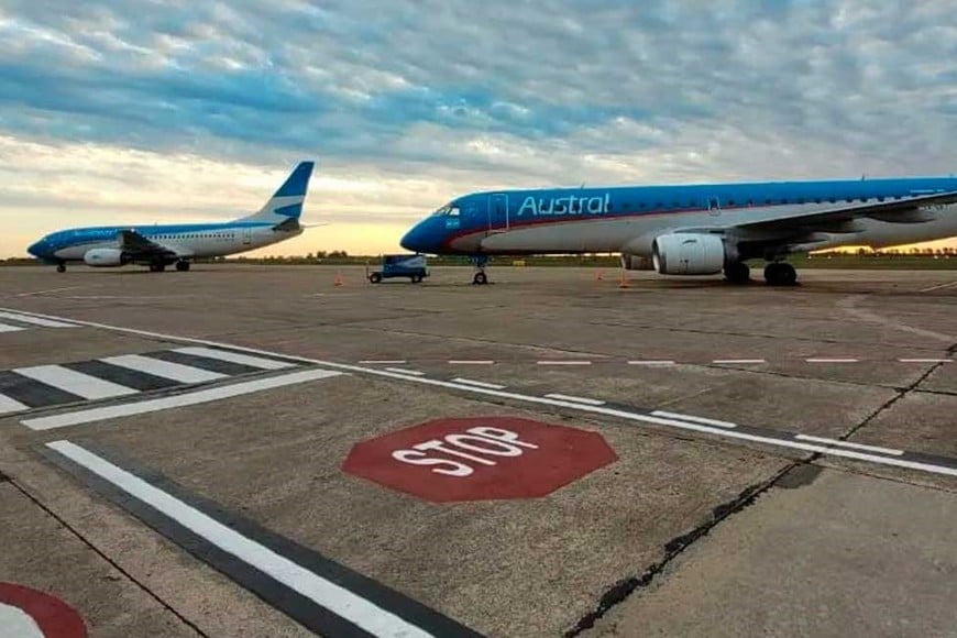En la actualidad, el aeropuerto del área metropolitana de Santa Fe sólo cuenta con un vuelo hacia y desde Buenos Aires, operado por Aerolíneas Argentinas