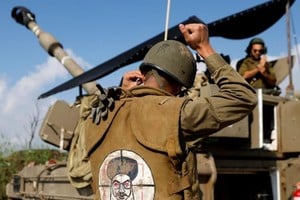 Soldado israelí con la imagen del líder del Hezbolá, Hasan Nasrallah, en su chaqueta. Verdadero símbolo de los cruces de artillería que marcaron los últimos días del conflicto en Oriente Medio, con la escalada en la frontera norte de Israel.