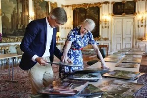 Junto al director, la reina revisa telas y papeles durante la producción de la película. Foto: Netflix