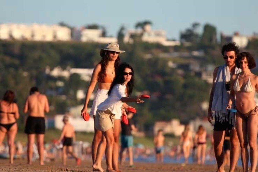 Desde la playa, Lali disfrutó un momento con amigos.