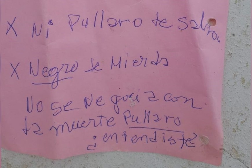 El papel que fue pegado en el frente de la casa del ex intendente verense y actual concejal Reynaldo Fabbroni.