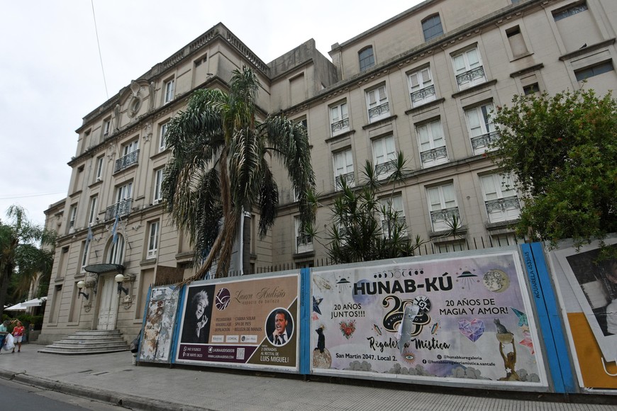 Lateral. Aún resta refaccionar una parte del frente, el muro de calle Juan de Garay (en la foto) y tareas complementarias. Crédito: Pablo Aguirre