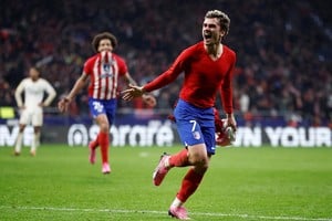 El festejo del el francés Antoine Griezmann tras poner el 3-2. Crédito: Reuters/Juan Medina