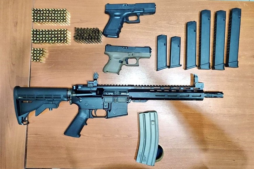 Durante el operativo, la Policía encontró un fusil, dos pistolas, prendas de vestir que simulan ser de una fuerza de seguridad y dos vehículos.
