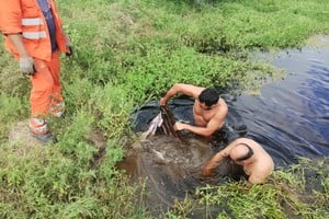 Los trabajadores de Vialidad tuvieron que intervenir, incluso sumergiéndose en el agua, para destapar las alcantarillas y permitir el paso del agua de manera segura.