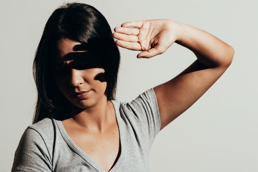 Entre los síntomas esta la sensibilidad a la luz y sonidos.