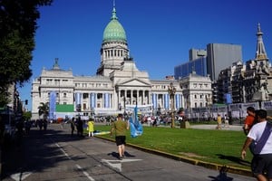 Los legisladores opositores analizan los cambios introducidos en la Ley Ómnibus. Crédito: Fernando Nicola