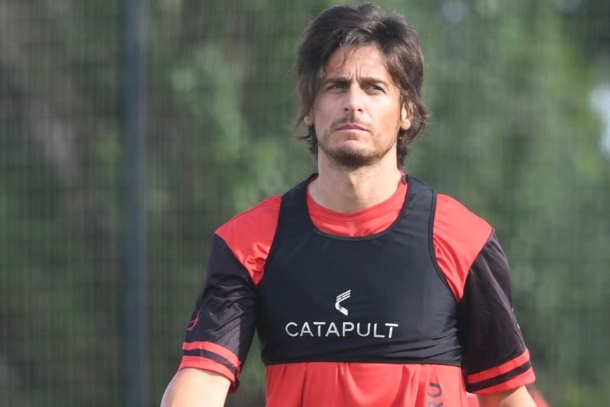 "Perro" que ladra, muerde y juega. La foto tantas veces soñada y esperada por Sebastián Prediger: ¡Otra vez en casa!. El ex Tigre es el de más jerarquía en el nuevo Colón que busca ascender. Créditos: Manuel Fabatía