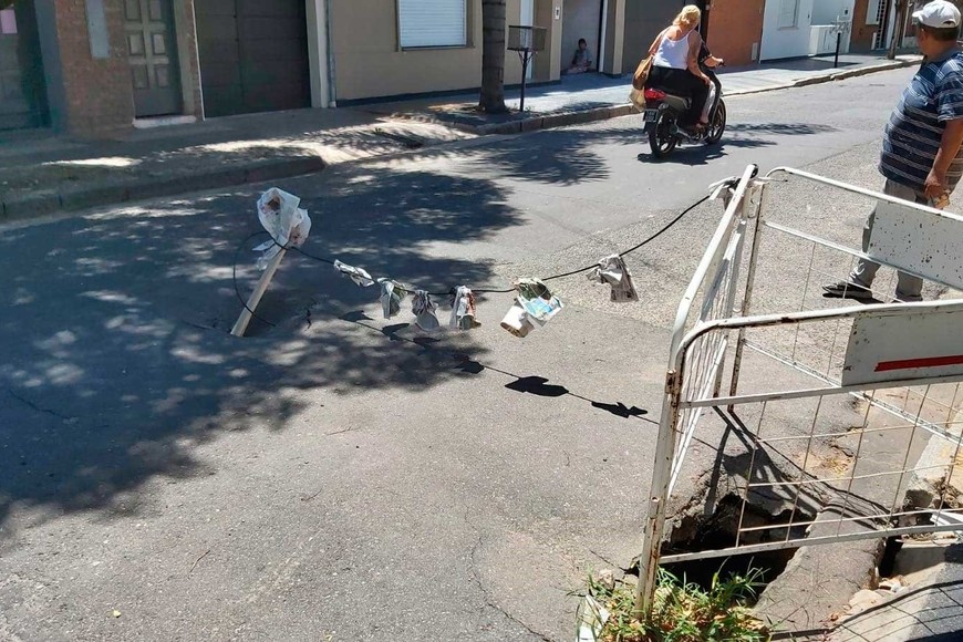 Media calzada, es apenas lo que quedó por el corte preventivo que hicieron los vecinos.
