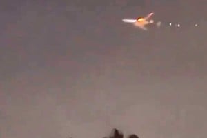 Captura de pantalla del video que se viralizó por redes sociales y muestra al avión con fuego.
