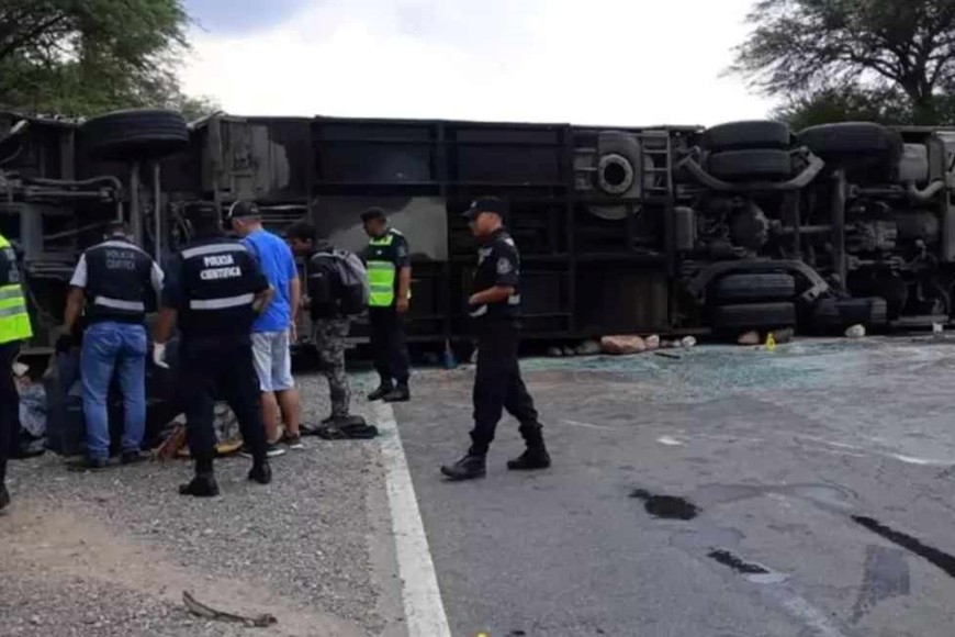 Así quedó el micro tras el impactante accidente.