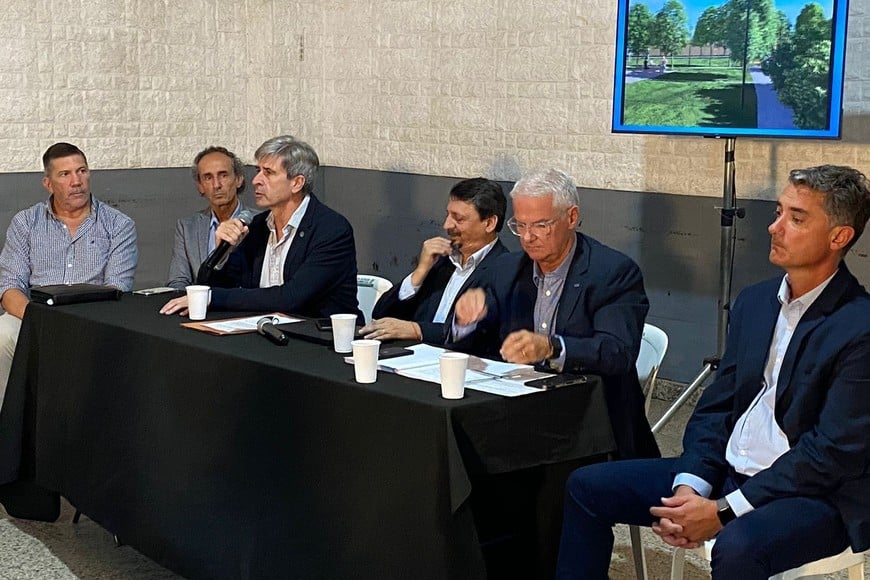 Del encuentro con vecinos participaron autoridades de la Empresa Provincial de Energía (EPE), encabezadas por su director, Hugo Marcucci. Crédito: Prensa EPE