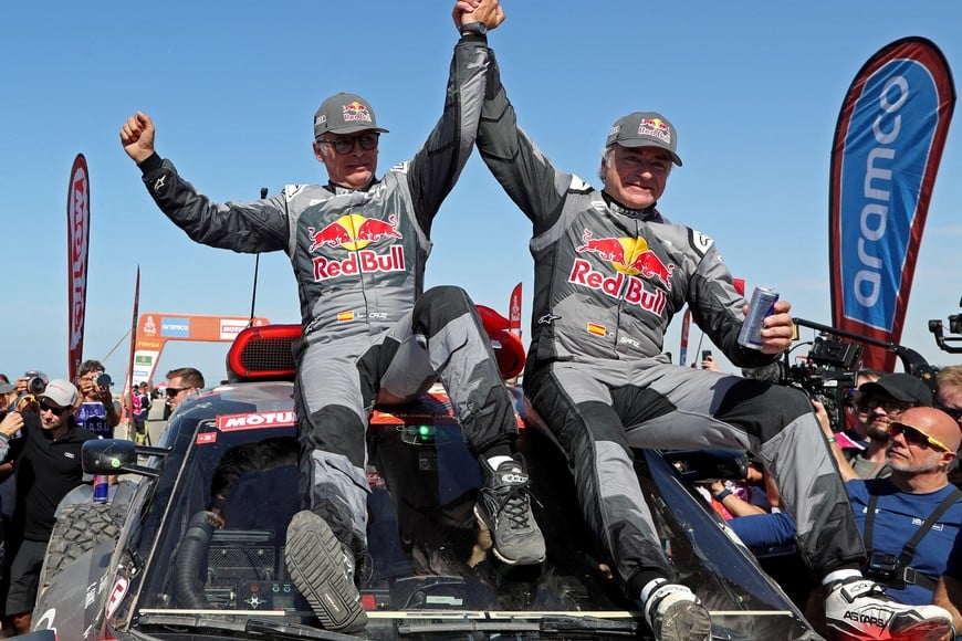 Rallying - Dakar Rally - Stage 12 - Yanbu to Yanbu - Saudi Arabia - January 19, 2024
Team Audi Sport's Carlos Sainz and co-driver Lucas Cruz celebrate after winning in the car category REUTERS/Hamad I Mohammed     TPX IMAGES OF THE DAY