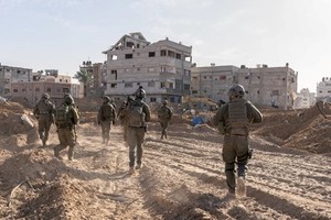 Un grupo de soldados israelíes operan en la Franja de Gaza. Crédito: REUTERS.