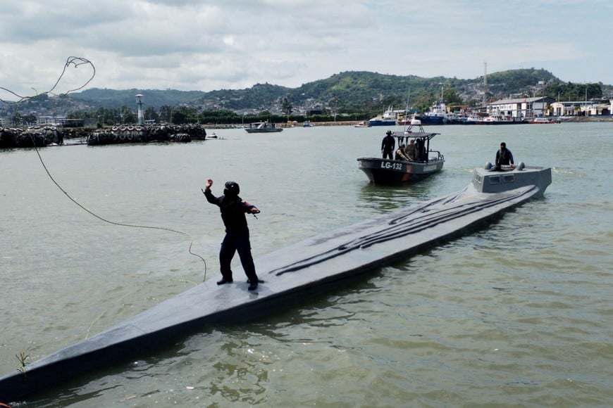 Ecuadorian Armed Forces seize a semi-submersible with approximately 3.2 tons of drugs 32 nautical miles off the coast of Esmeraldas in Ecuador, January 20, 2024. Armed Forces of Ecuador/Handout via REUTERS THIS IMAGE HAS BEEN SUPPLIED BY A THIRD PARTY. NO RESALES. NO ARCHIVES